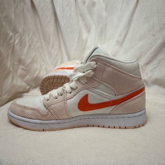 Nike Jordan Women’s 1 Mid SE Sail / Orange - Orange Quartz - Picture 6 of 16